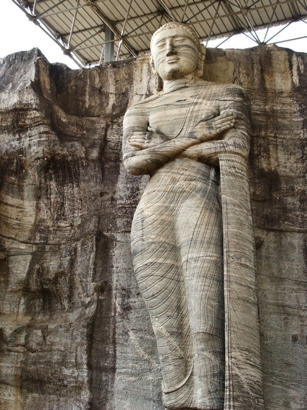Estatua de Buda de pie