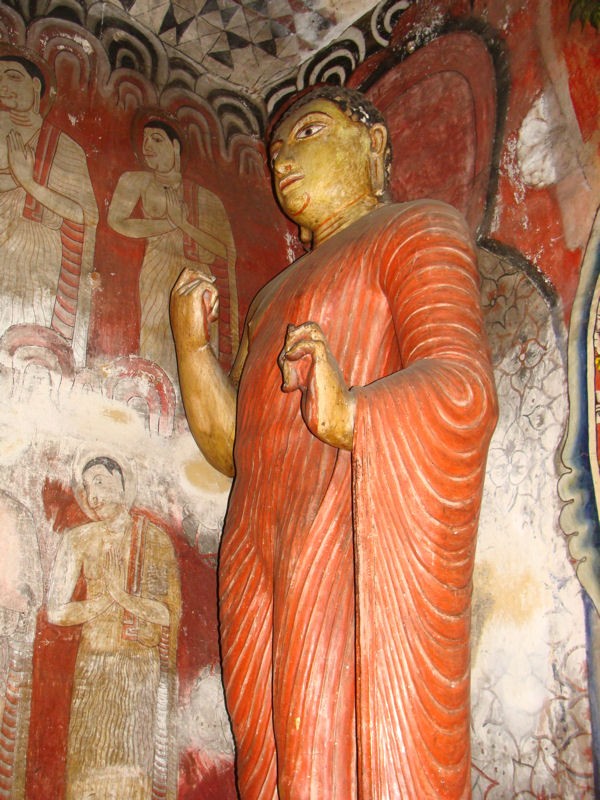 Estatua de Buda con la mano levantada en las cuevas de Dambulla