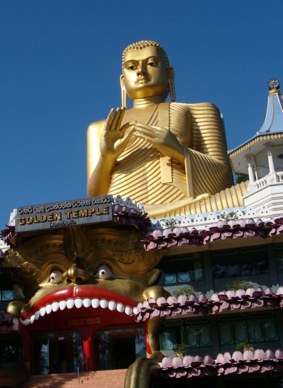 Representacin de Buda, a la entrada del templo dorado