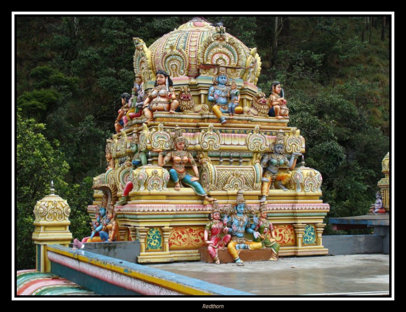Cpula con divinidades indias en un templo hind