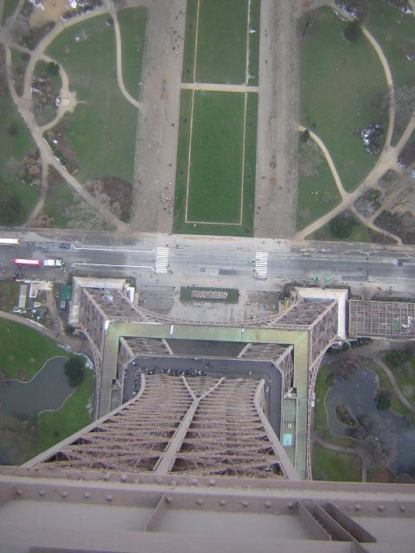 La Torre Eiffel miras sus pies