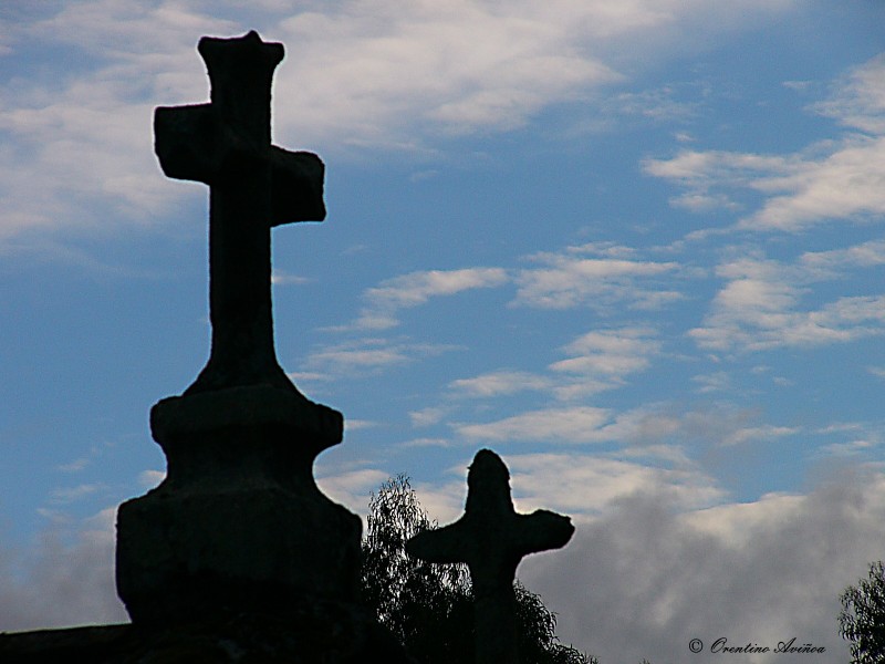 Estan clavadas dos cruces ...