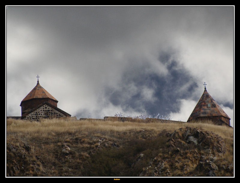 Capillas armenias en las cercanas del lago Sevan