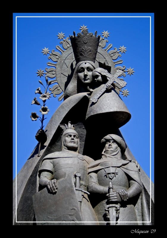 Monumento de la Virgen de los Desamparados con las fiestas de Moros y Cristianos