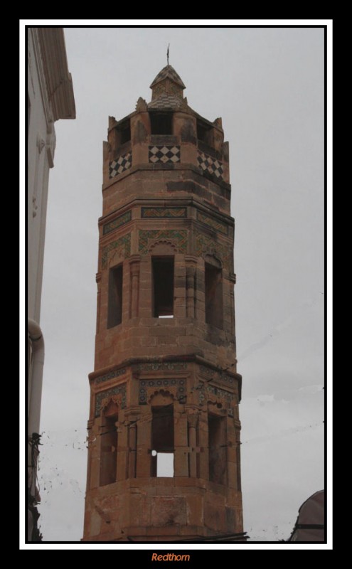 Minarete de la Gran Mezquita desde una de las estrechas calles que confluyen a la misma