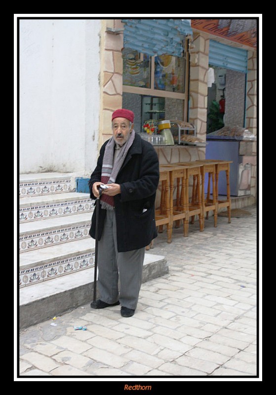 El hombre del fez muestra su perplejidad