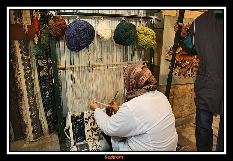 La paciente labor de la tejedora de alfombras