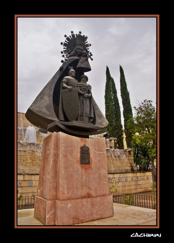 Monumento a la  Virgen de los Desamparados