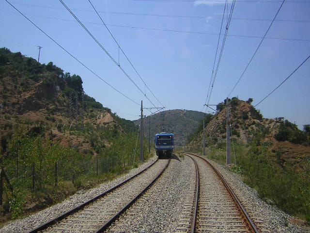 Trenes que se cruzan en el camino