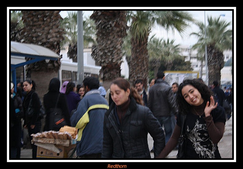 Simptica tunecina sonre al fotgrafo