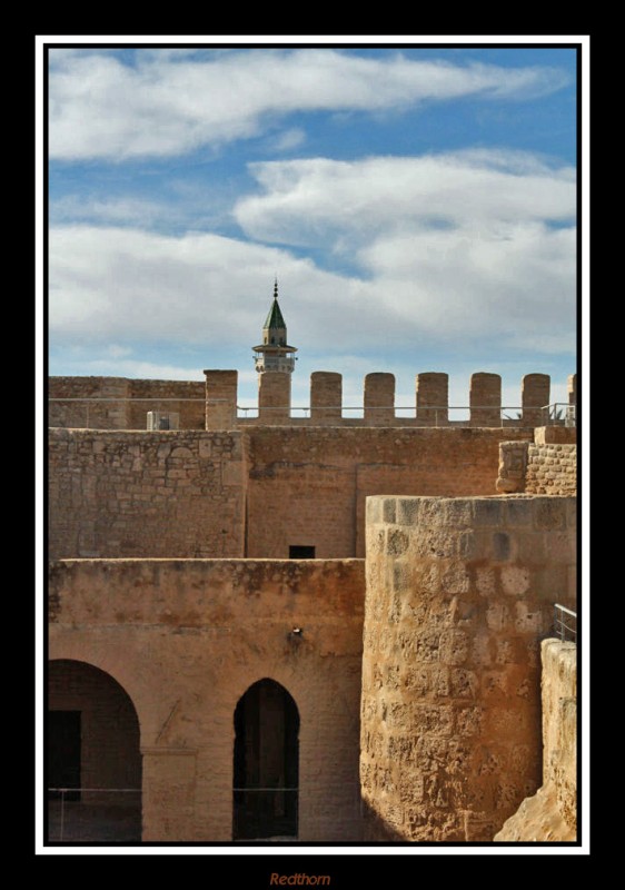 Conjunto fortaleza el Ribat con minarete al fondo