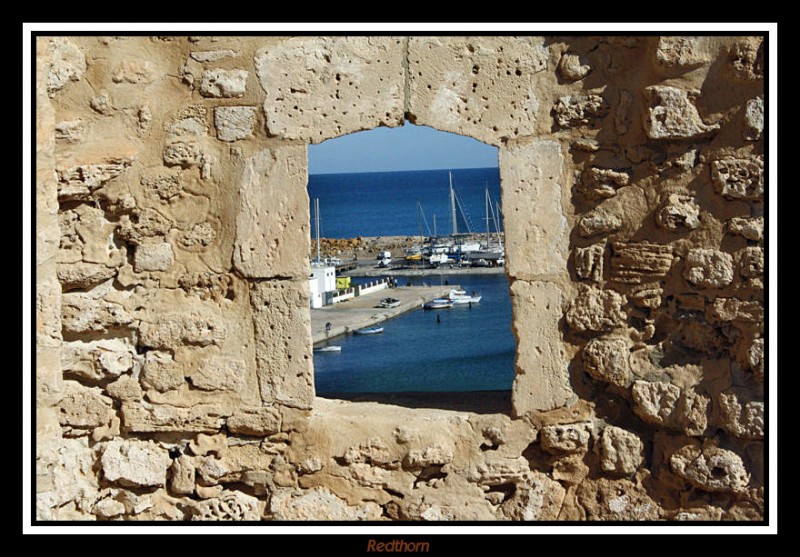 Vista del puerto de Monastir  a travs de una tronera de la fortaleza