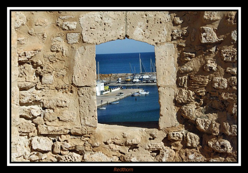 Vista del puerto de Monastir  a travs de una tronera de la fortaleza