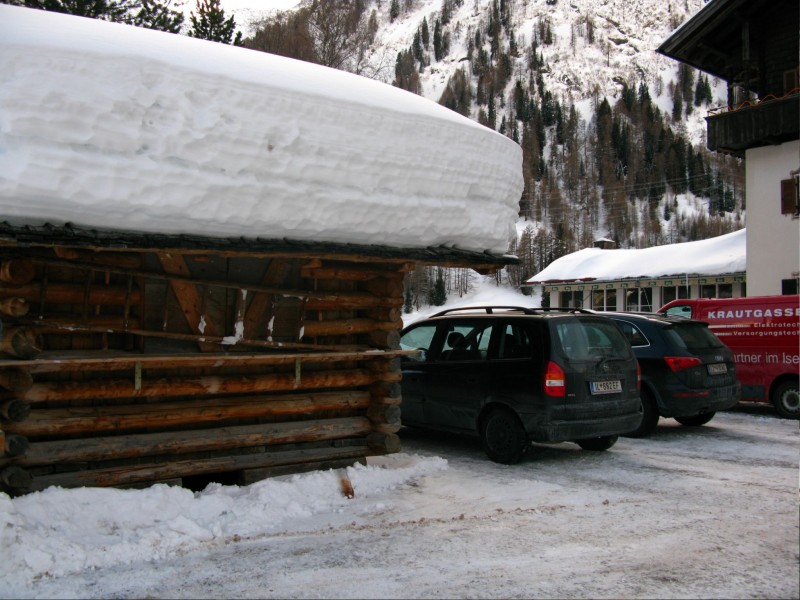 Por levantarse tarde... se acumula nieve en el techo!