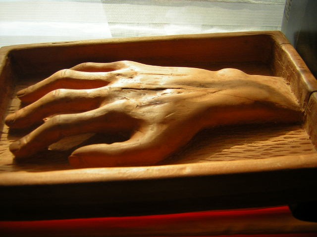 La mano tallada