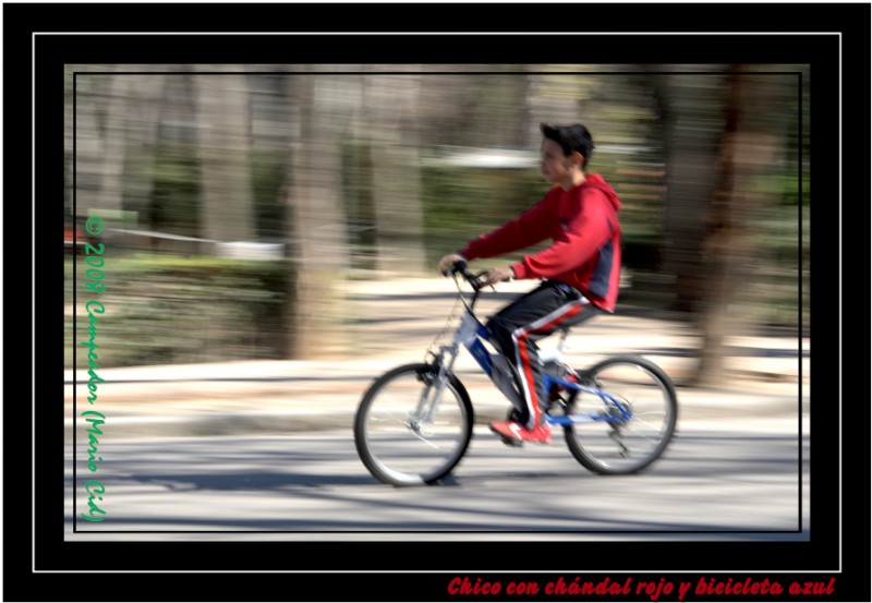 Chico con chndal rojo y bicicleta azul