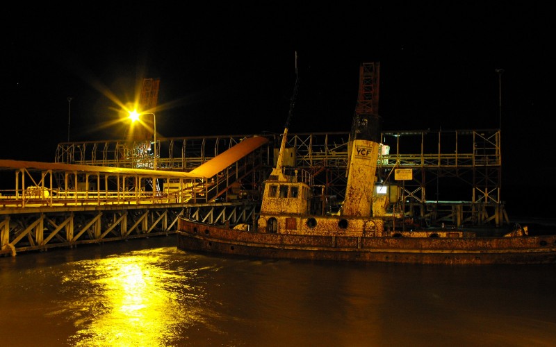 Puerto de Madera en la noche