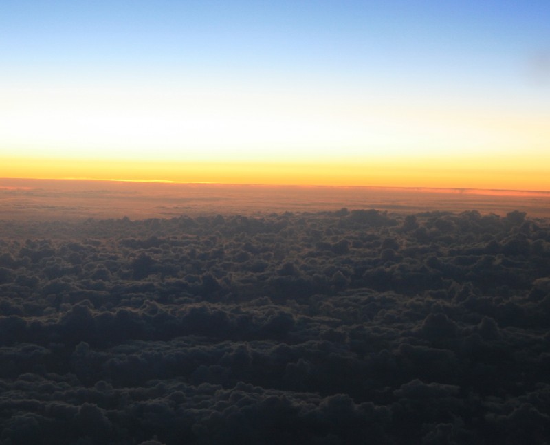 AMANECER SOBRE LAS NUBES