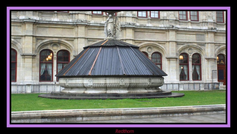 Fuente tapada contiga a la Opera