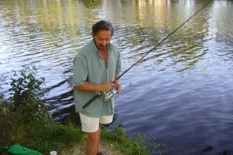 pescador mirando su pesca