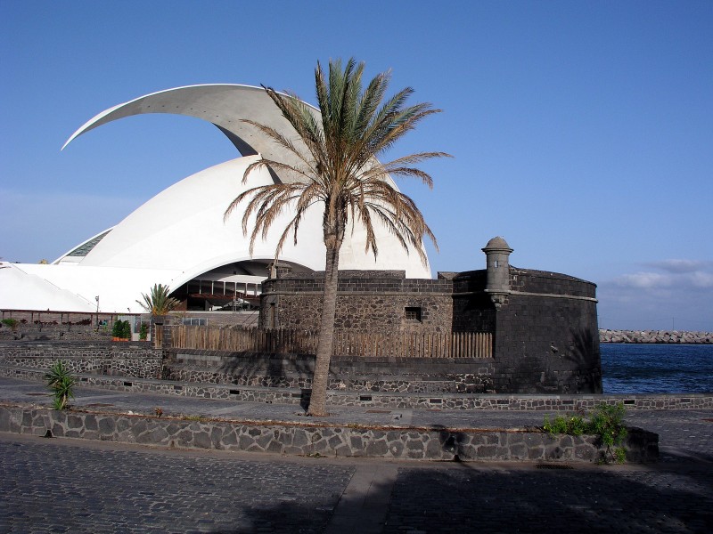 Castillo negro y auditorio