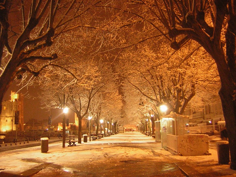 La nieve le cambi el color a la noche de La Rochelle
