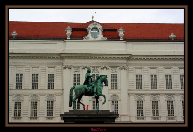 Palacio de Burg hof con estatua ecuestre frontal