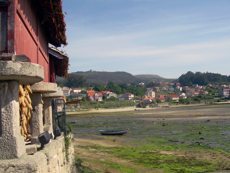 Horreos en la orilla del mar