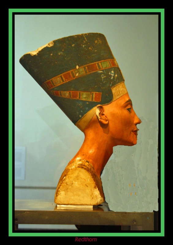 Busto de Nefertiti visto de perfil