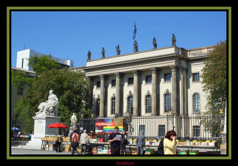 Puestos libros delante Universidad Humboldt