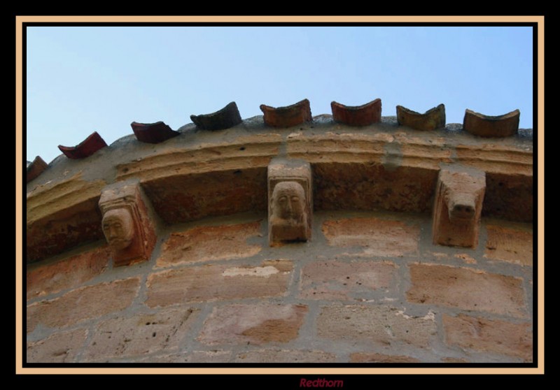 Curiosos canecillos en la ermita de Sanfagun