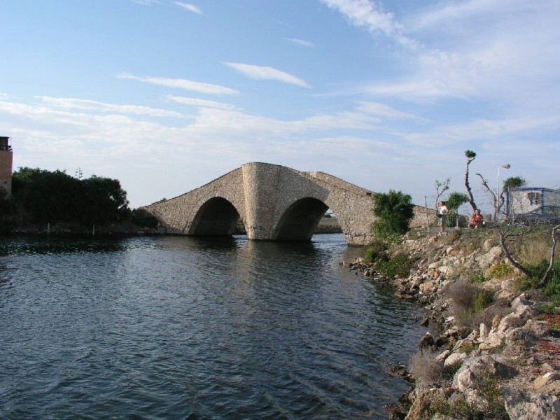 Puente sobre el canal