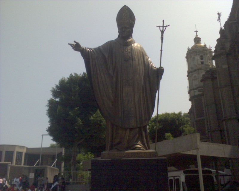 ESTATUA  DE  JUAN PABLO II