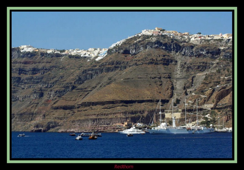 La isla volcnica de Santorini desde la baha