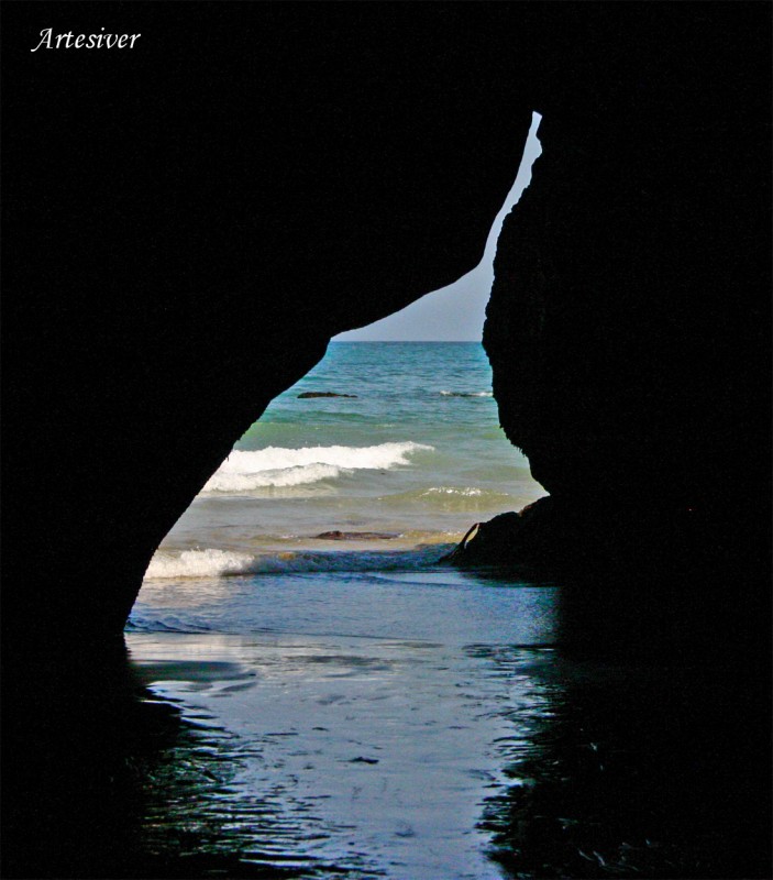 cueva con vistas al mar