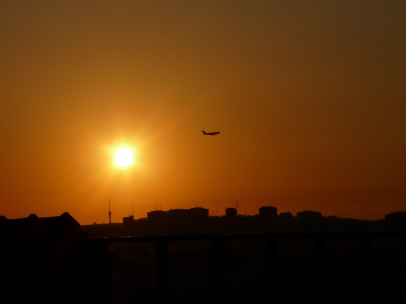 De regreso a casa en un atardecer