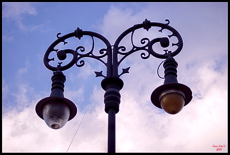 nubes y cielo sobre lampara