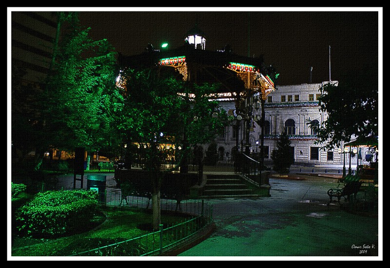 DE NOCHE EN LA PLAZA DE ARMAS