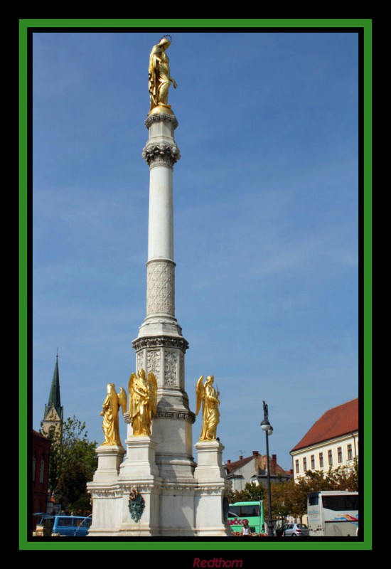 Columna dedicada a la Virgen, enfrente a la catedral