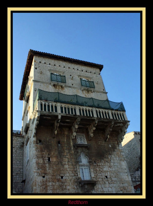 Casa medieval frente al puerto