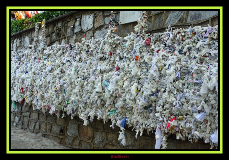 Ofrendas en el entorno de la casa de la Virgen Mara