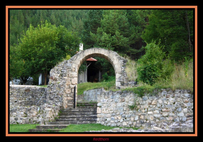 Arco de entrada al monasterio de Gradac