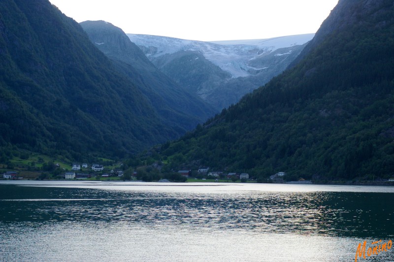 Glaciar y fiordo noruego