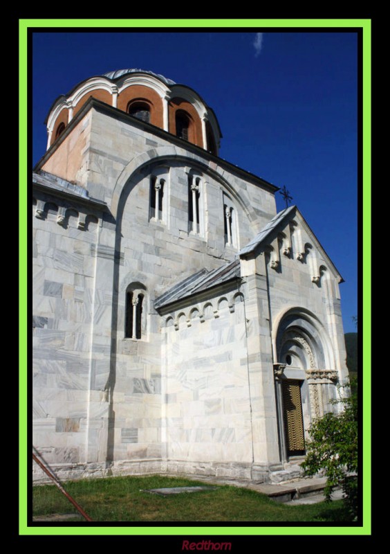 Entrada lateral al Monasterio de Studenica