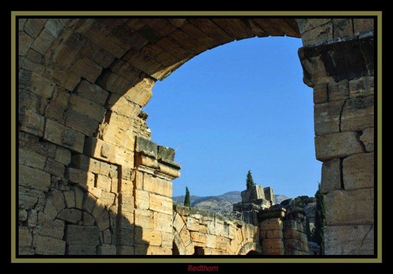 Bajo un arco de la ciudad de Hierapolis