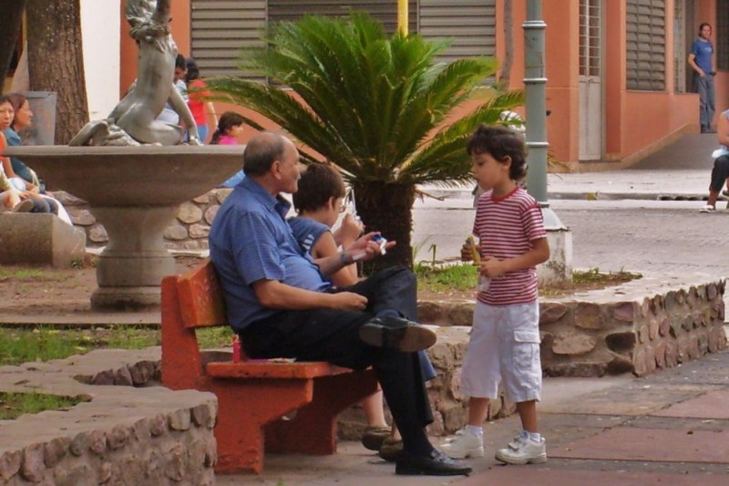 abuelo y nietos...