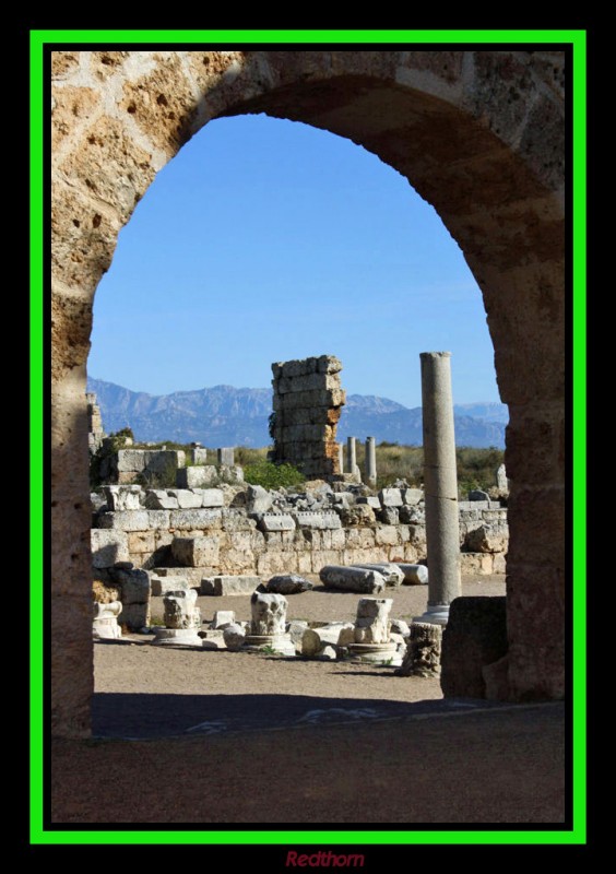 Las ruinas de Perge atravs de un arco