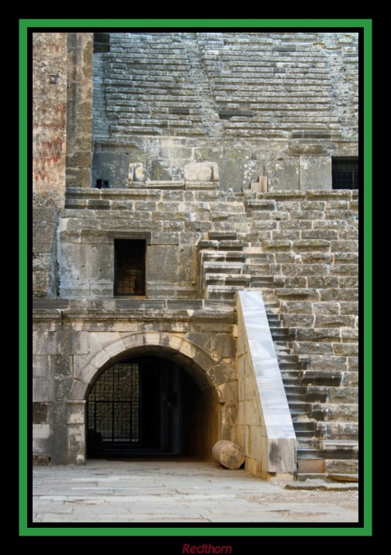 Escaleras a las gradas del teatro