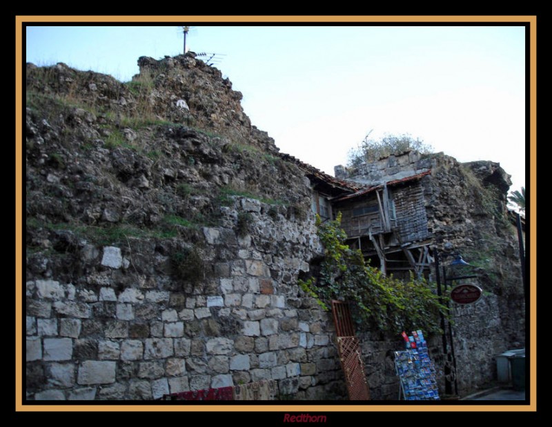 Incrustada en la muralla