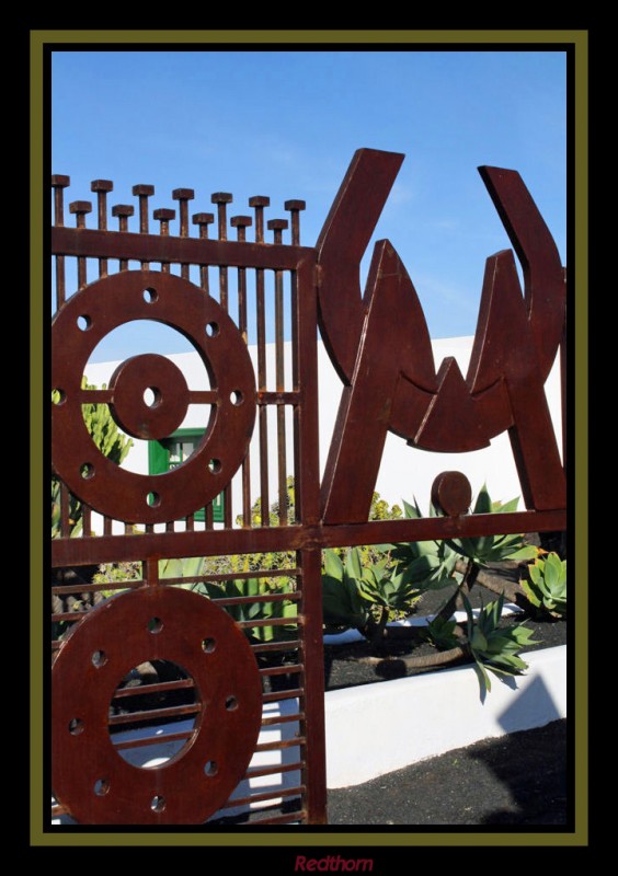 Puerta forjada en hierro de entrada a la fundacin Cesar Manrique